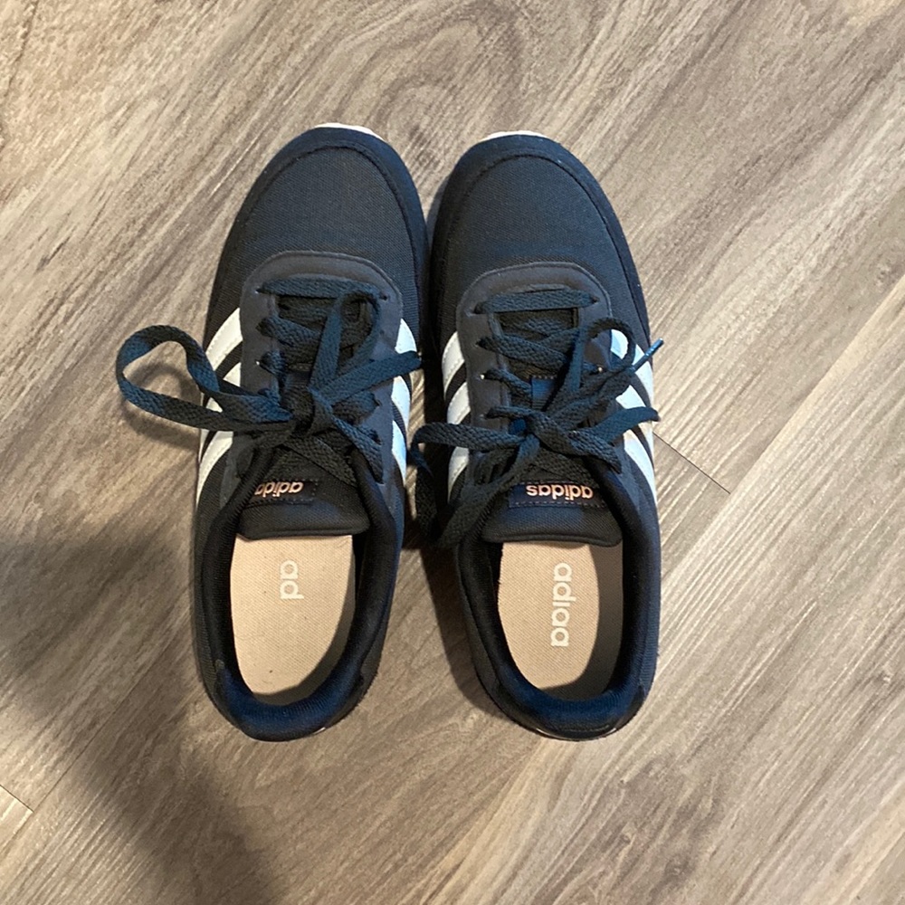 Like new dark grey sneakers